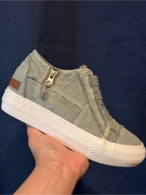 NEW. Blowfish Casual Slip-On Sneakers in sweet light Gray with White Sole